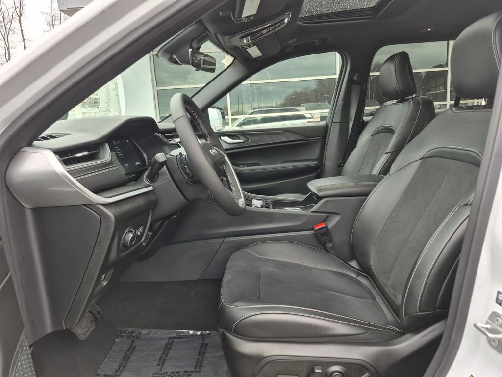 Used 2025 Jeep Grand Cherokee Altitude image 2