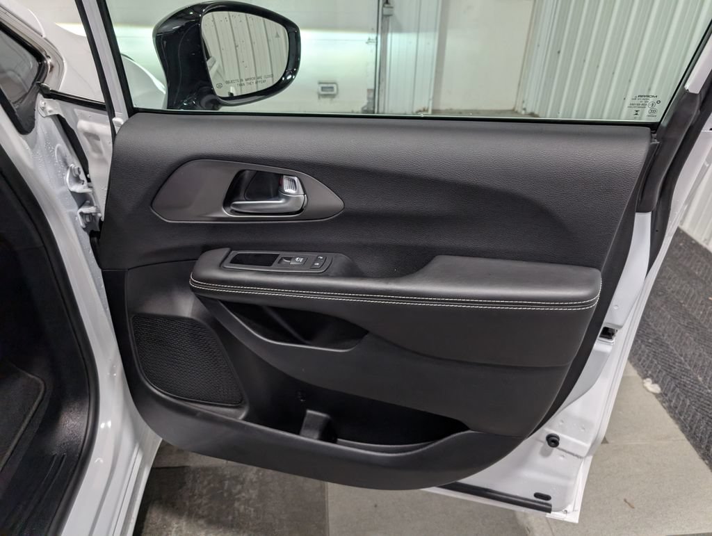 Used 2027 Chrysler Pacifica Select FWD image 25
