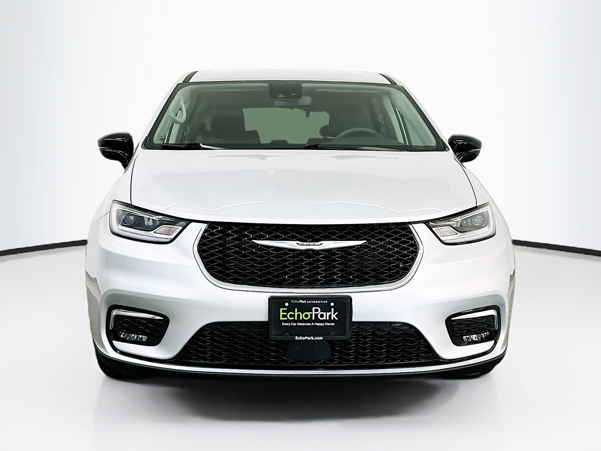 Used 2024 Chrysler Pacifica Touring-L FWD image 2