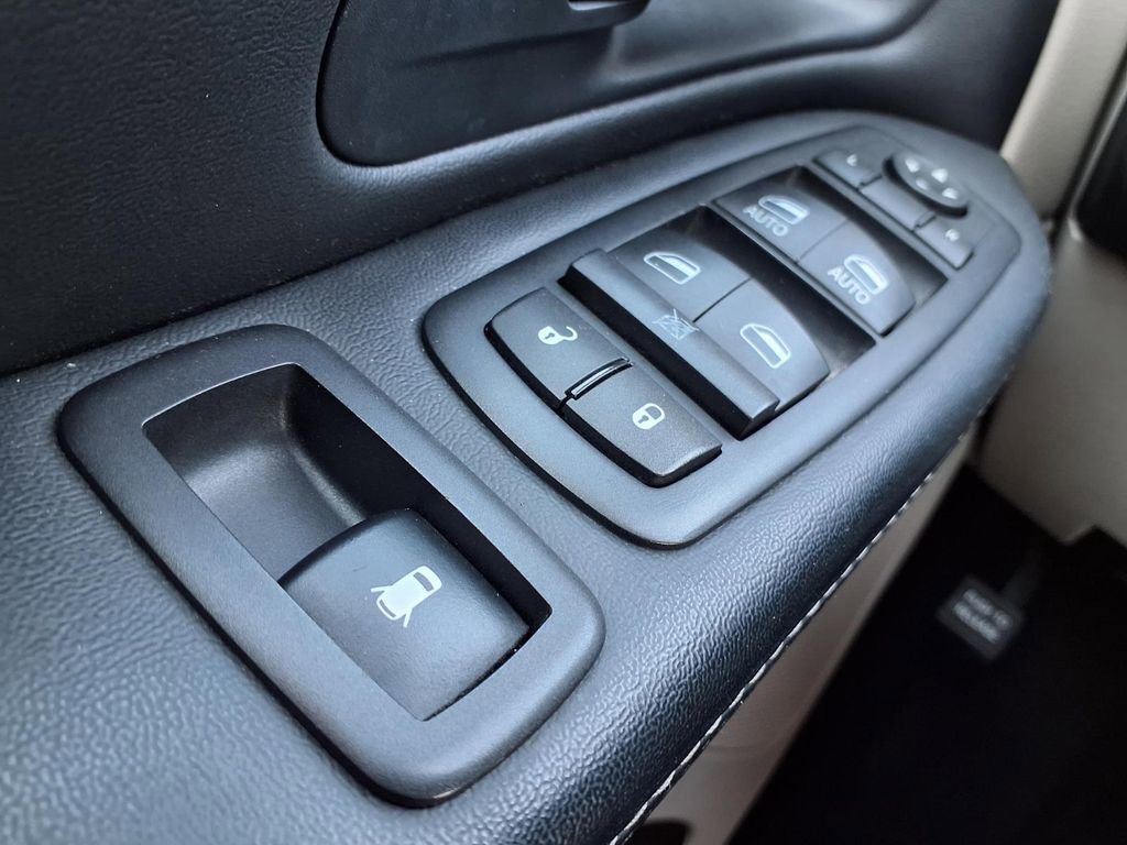 Used 2016 Chrysler Town & Country Touring w/ Driver Convenience Group FWD image 13