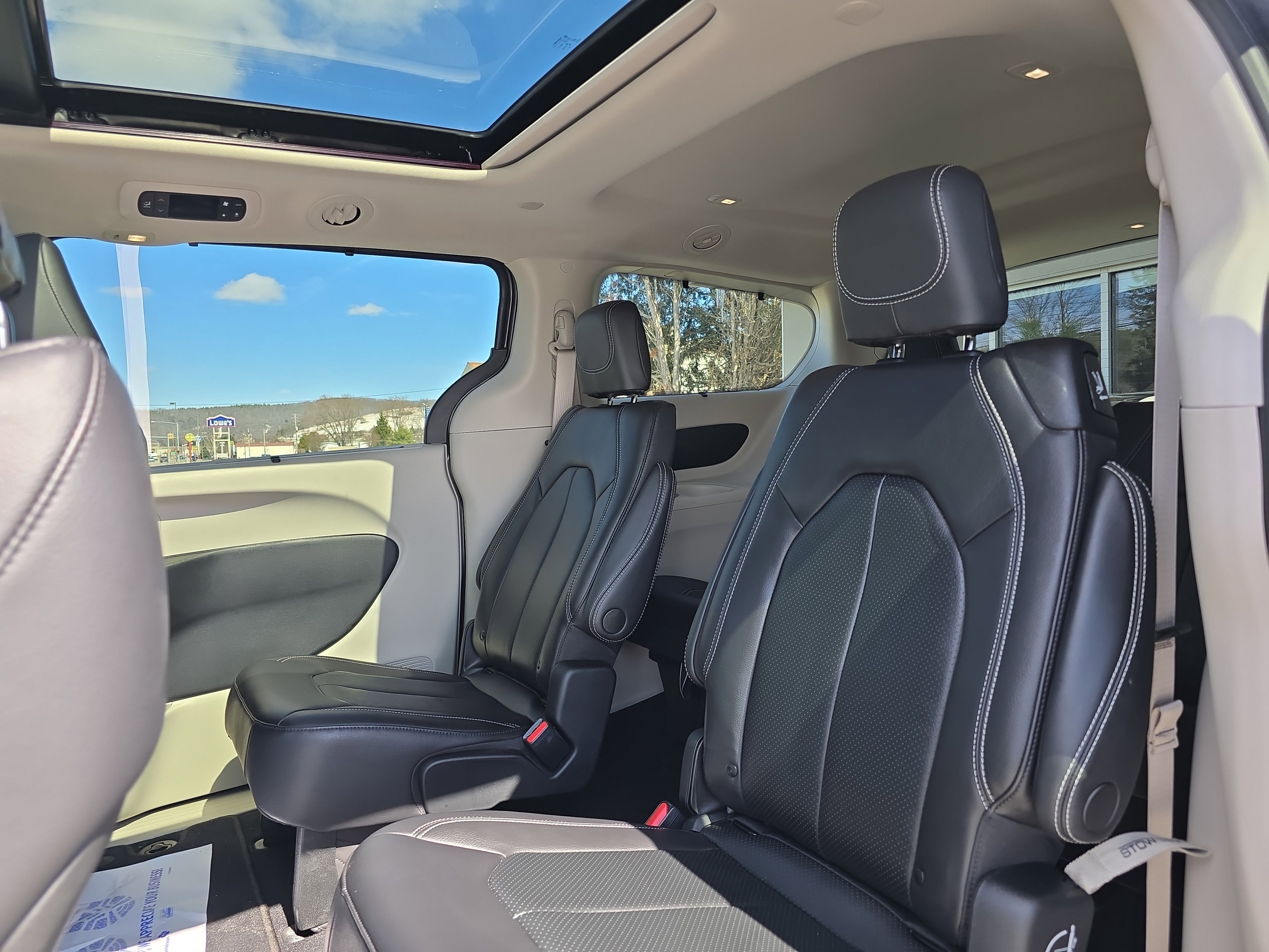 Used 2022 Chrysler Pacifica Touring-L image 14