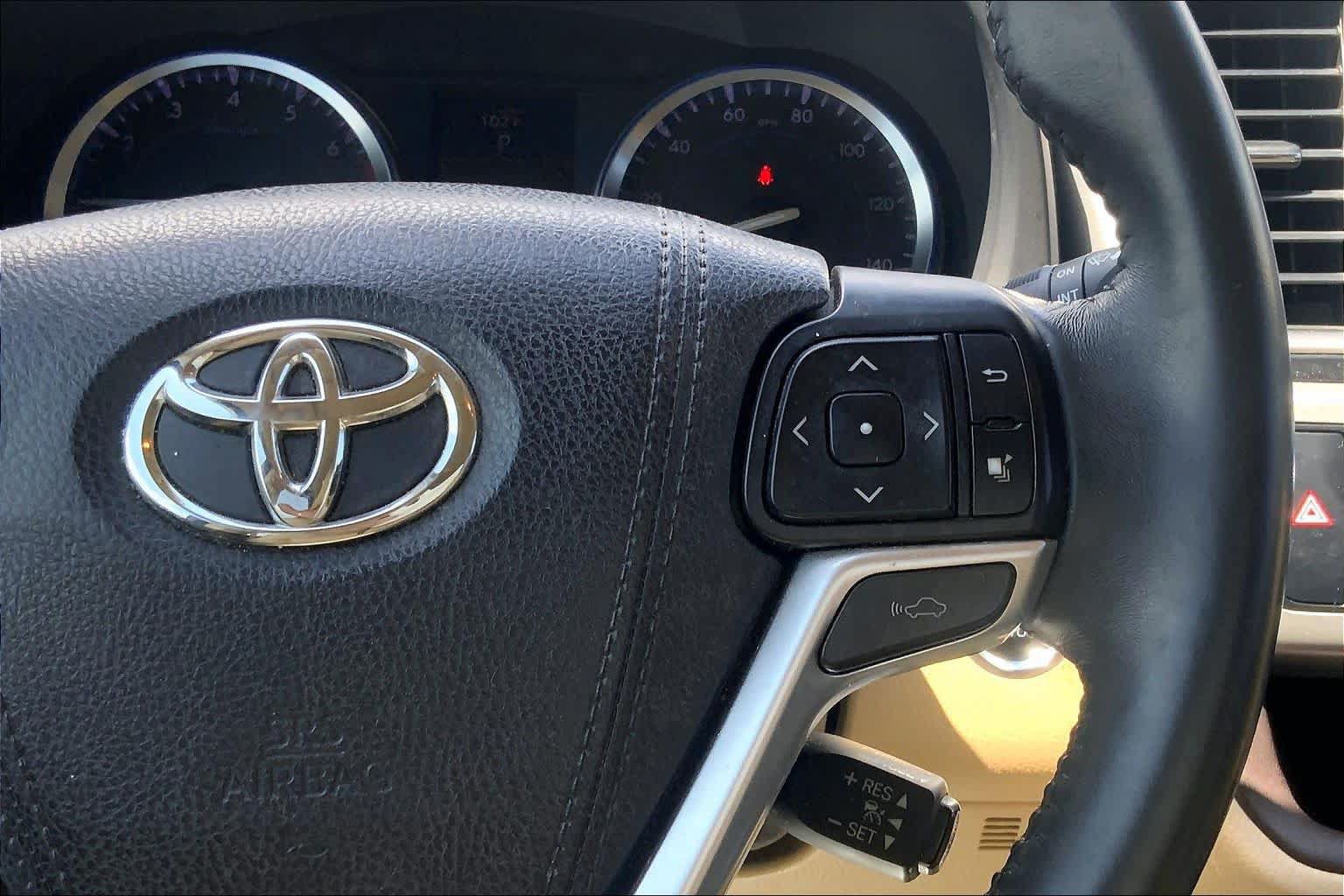 Used 2016 Toyota Highlander Limited w/ Driver Technology Package AWD/4WD image 24