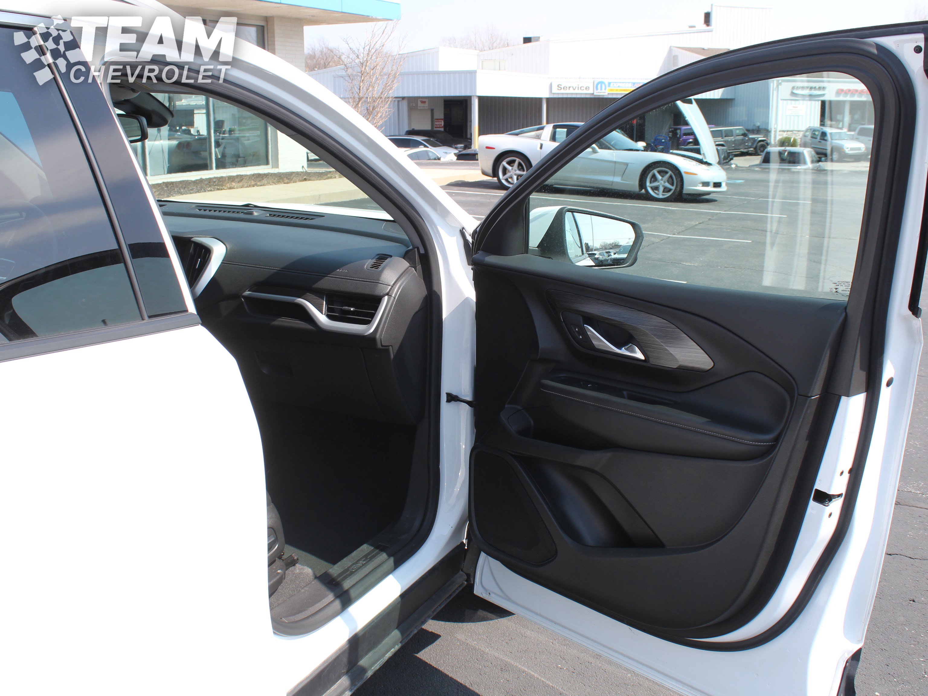Used 2024 GMC Terrain SLT image 25