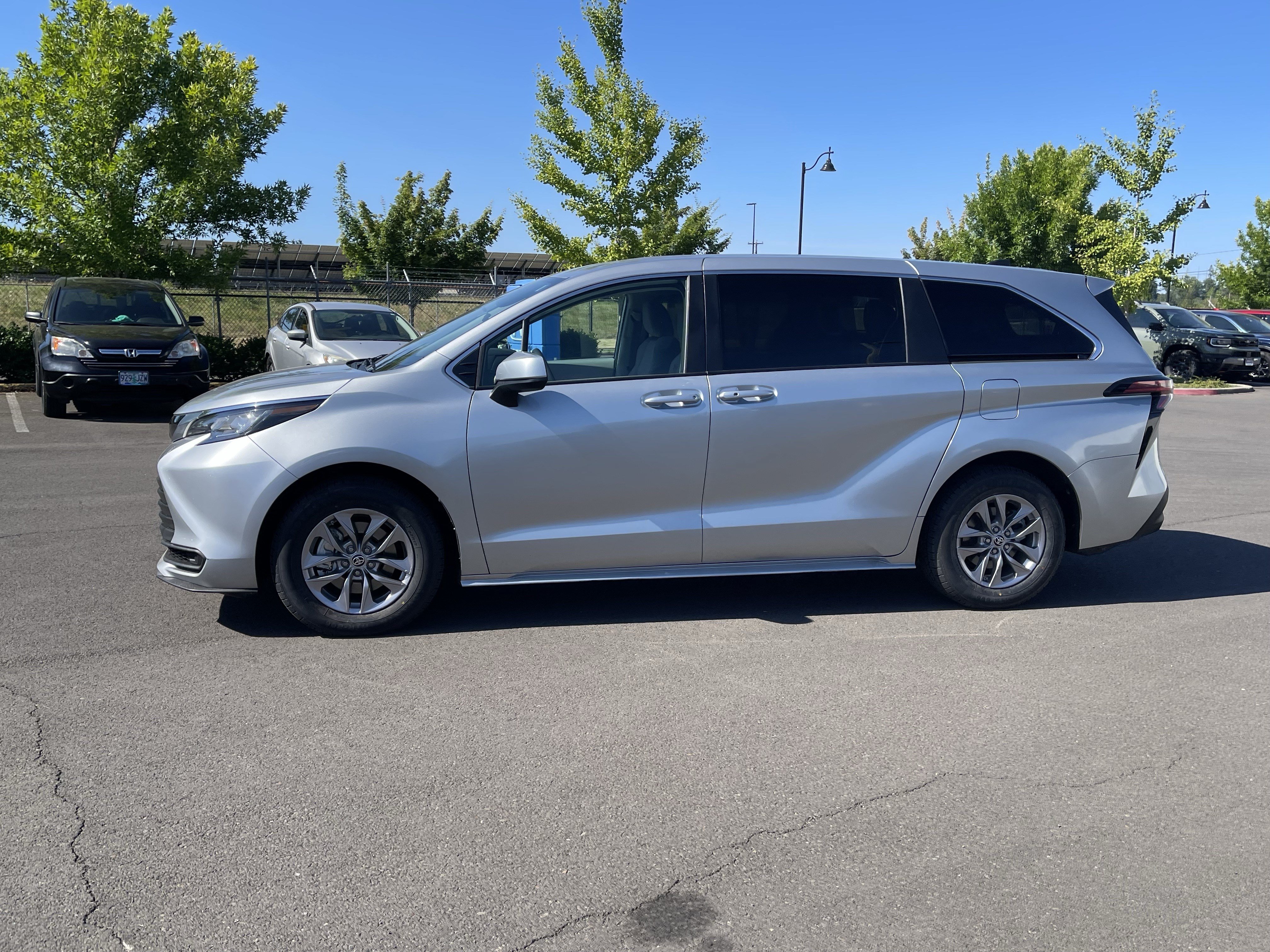 Used 2022 Toyota Sienna LE FWD image 2