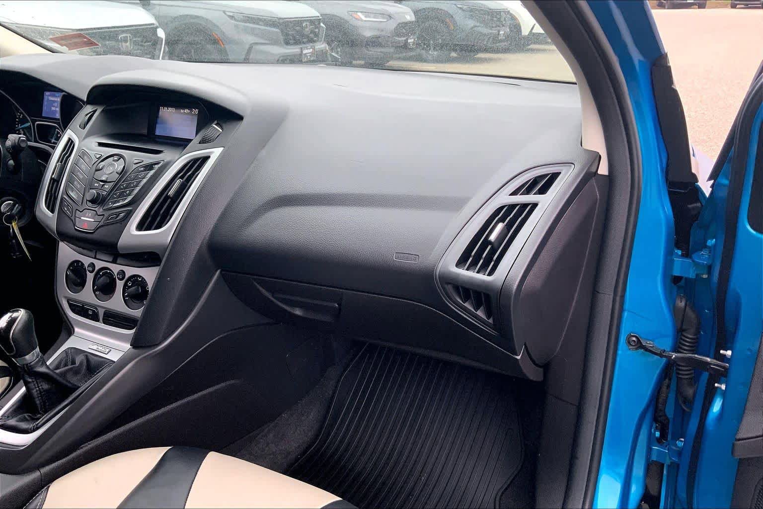 Used 2014 Ford Focus SE w/ SE Sport Package FWD image 19