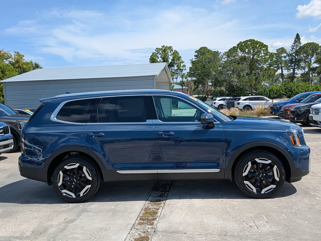 Certified 2024 Kia Telluride EX w/ EX Captain's Chair Package FWD image 9