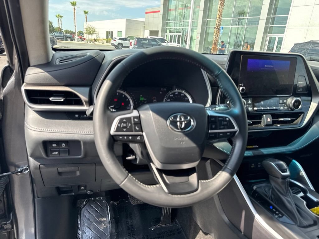 Used 2023 Toyota Highlander XLE AWD/4WD image 16