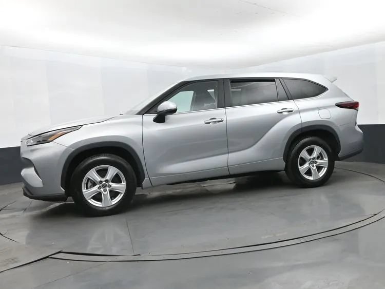 Used 2025 Toyota Highlander LE FWD image 5
