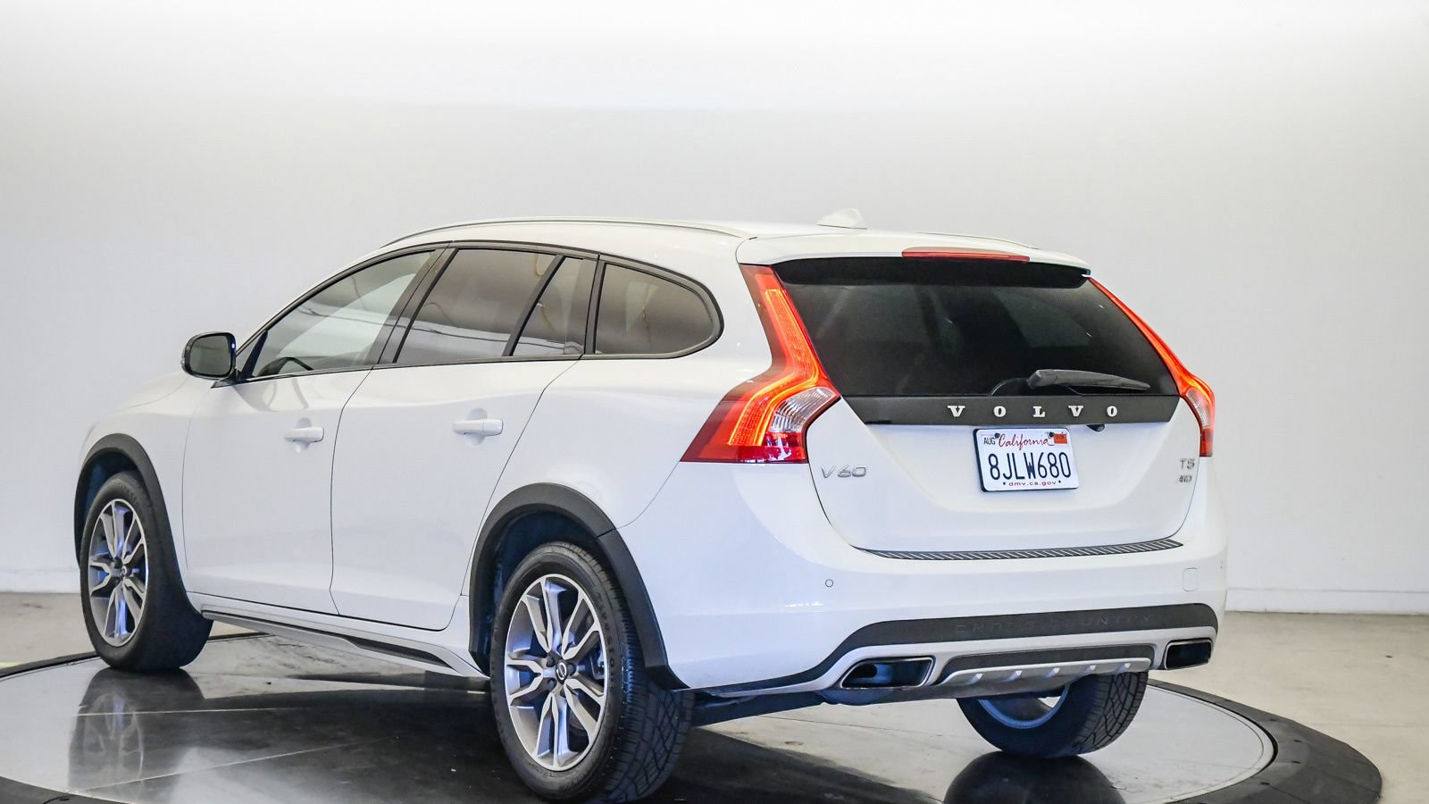 Used 2018 Volvo V60 T5 Cross Country AWD/4WD image 2
