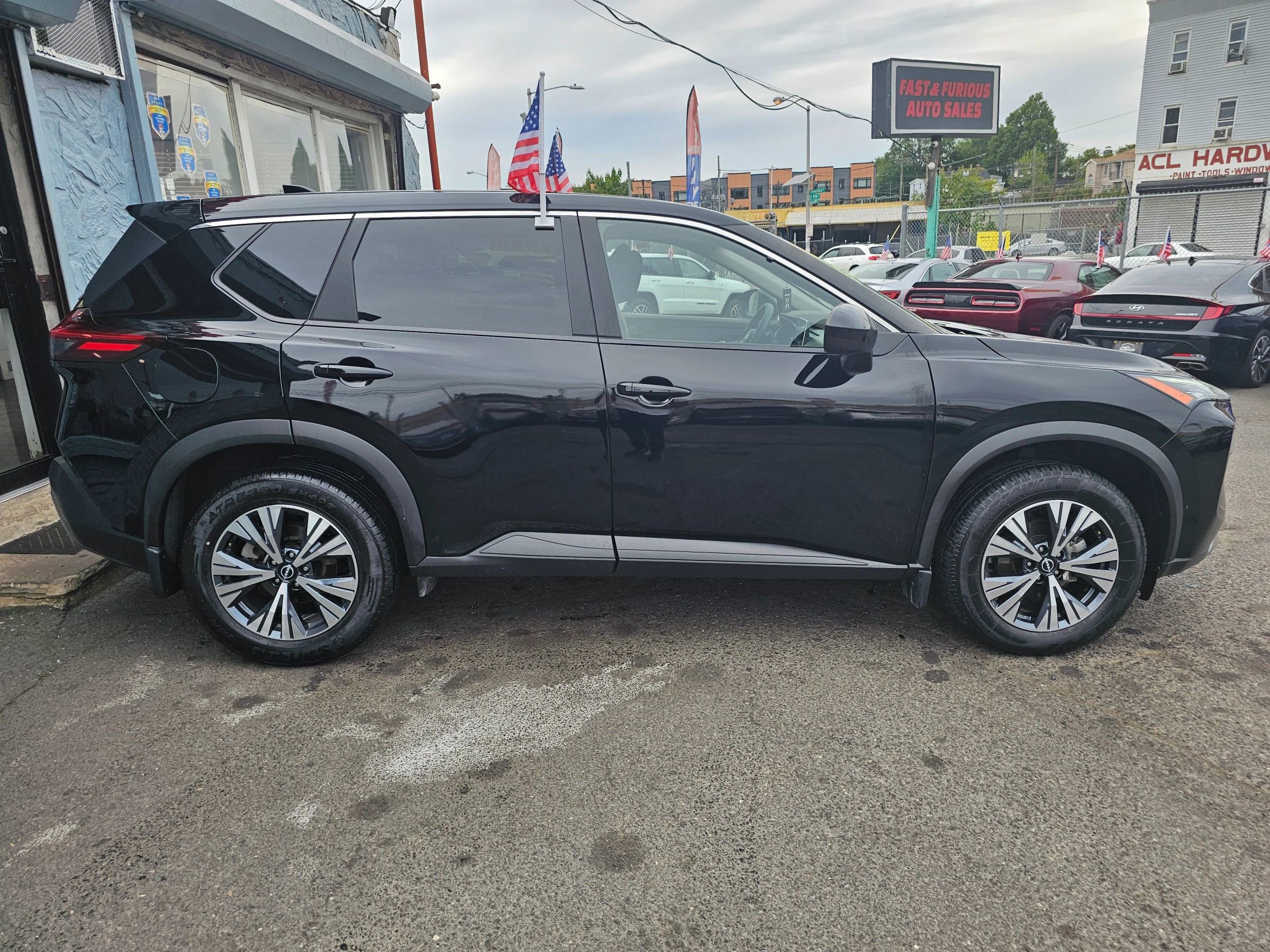Used 2023 Nissan Rogue SV image 3