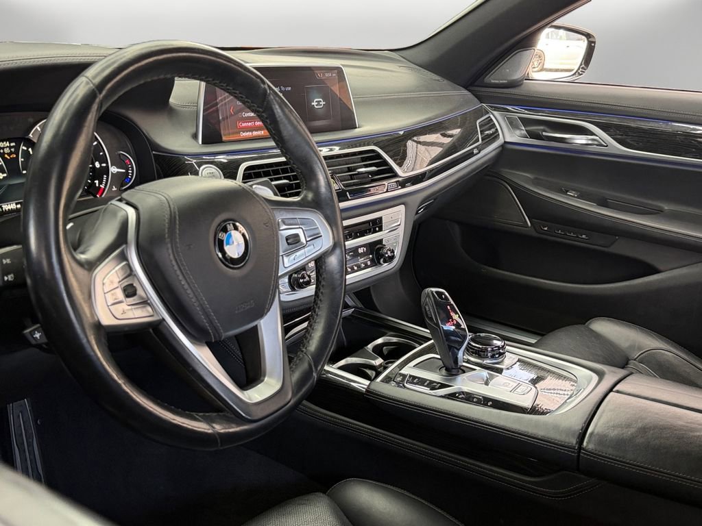 Used 2019 BMW 750i image 18