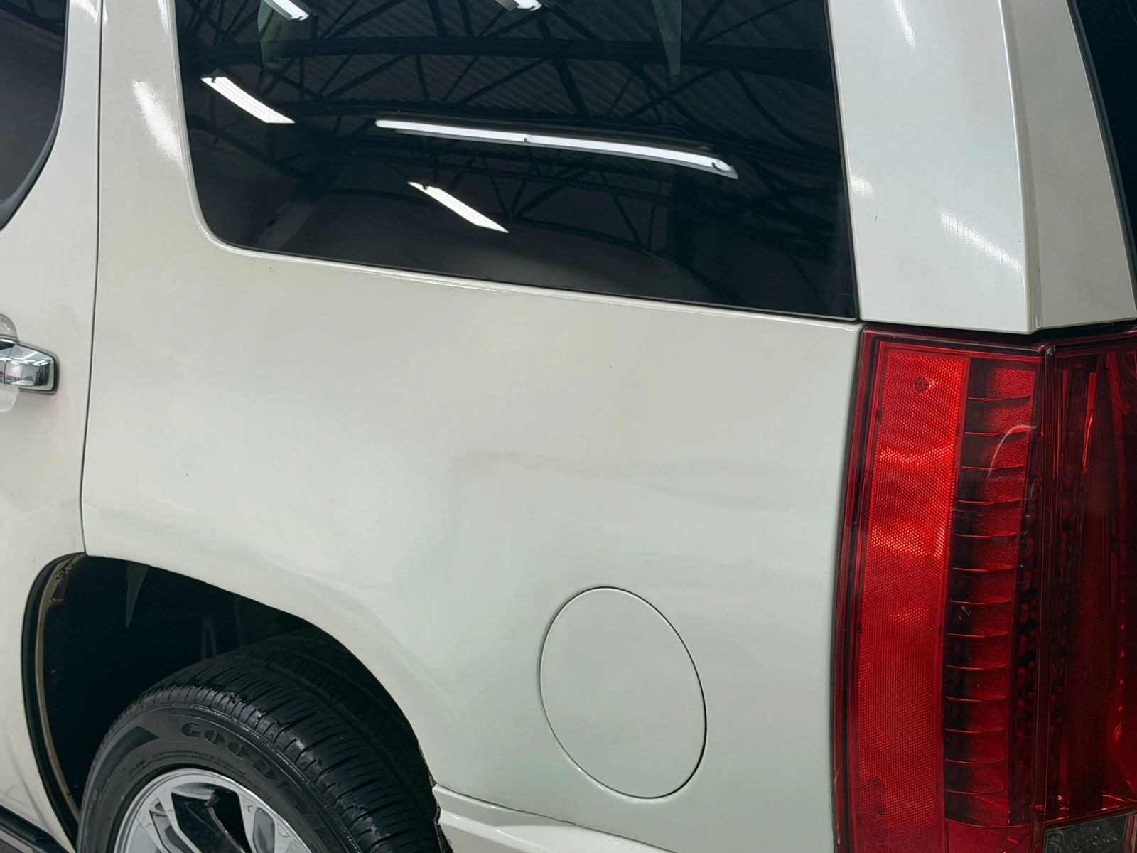 Used 2011 Cadillac Escalade Platinum AWD/4WD image 12