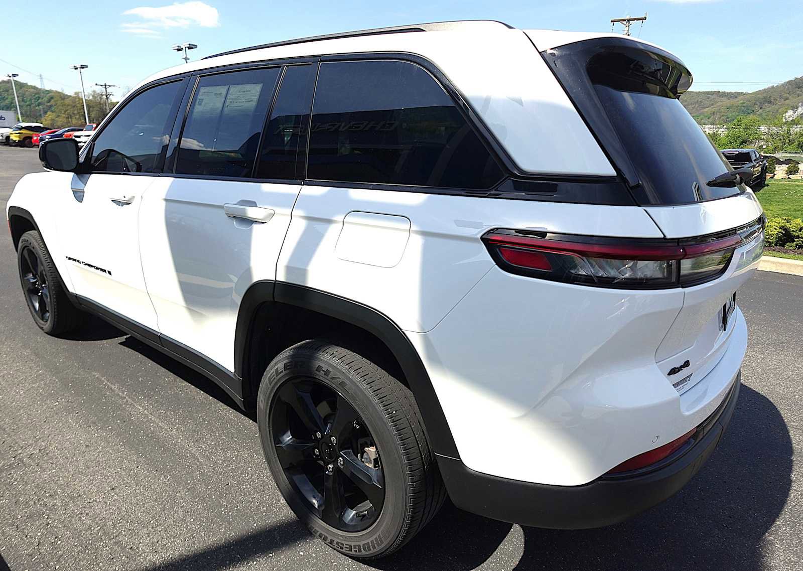 Used 2023 Jeep Grand Cherokee Altitude AWD/4WD image 5