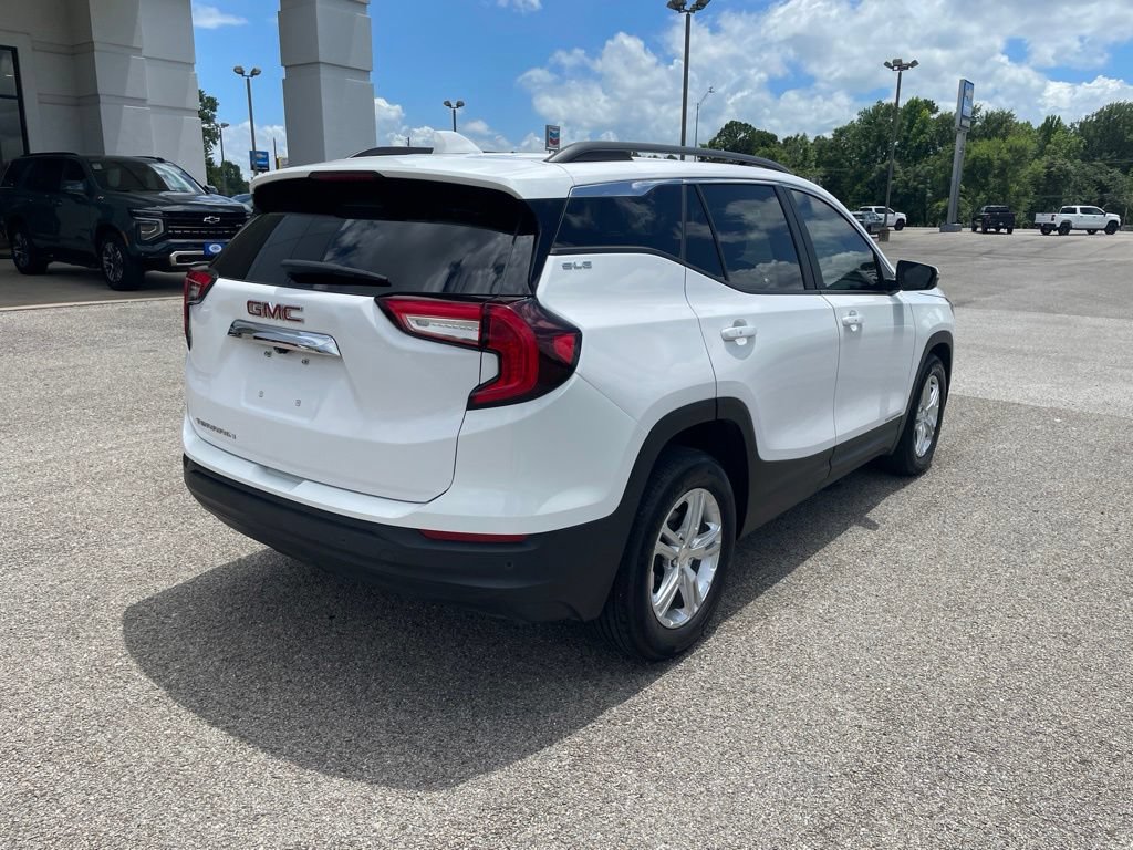 Used 2024 GMC Terrain SLE w/ Driver Convenience Package FWD image 5