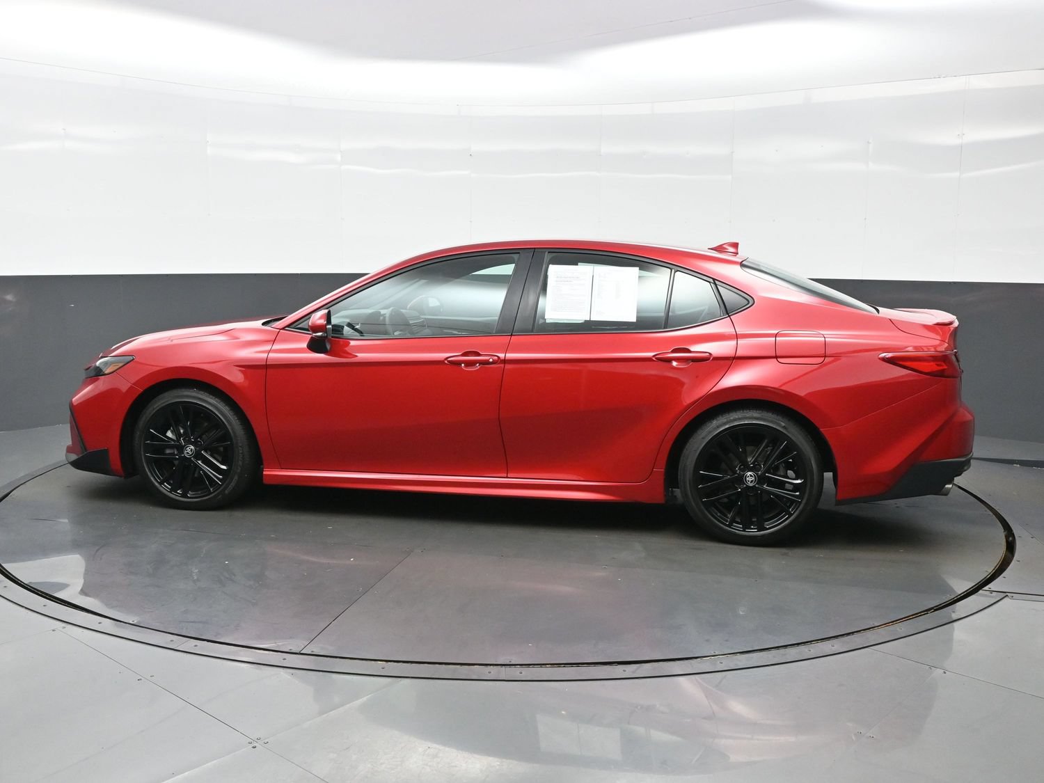 Used 2025 Toyota Camry SE FWD image 3