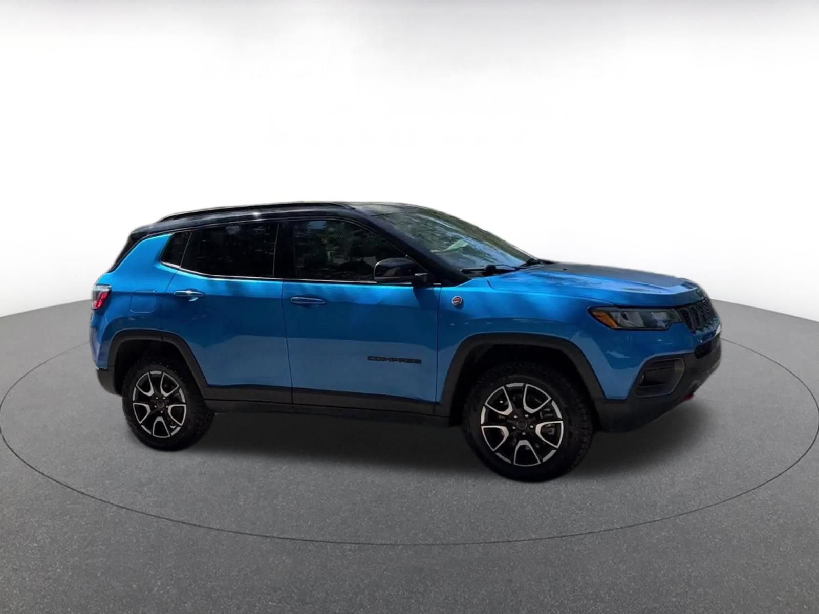 Used 2025 Jeep Compass Trailhawk AWD/4WD image 2