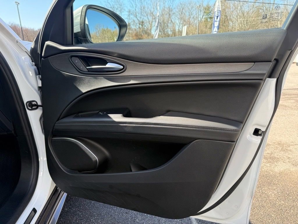 Used 2023 Alfa Romeo Stelvio Ti image 28