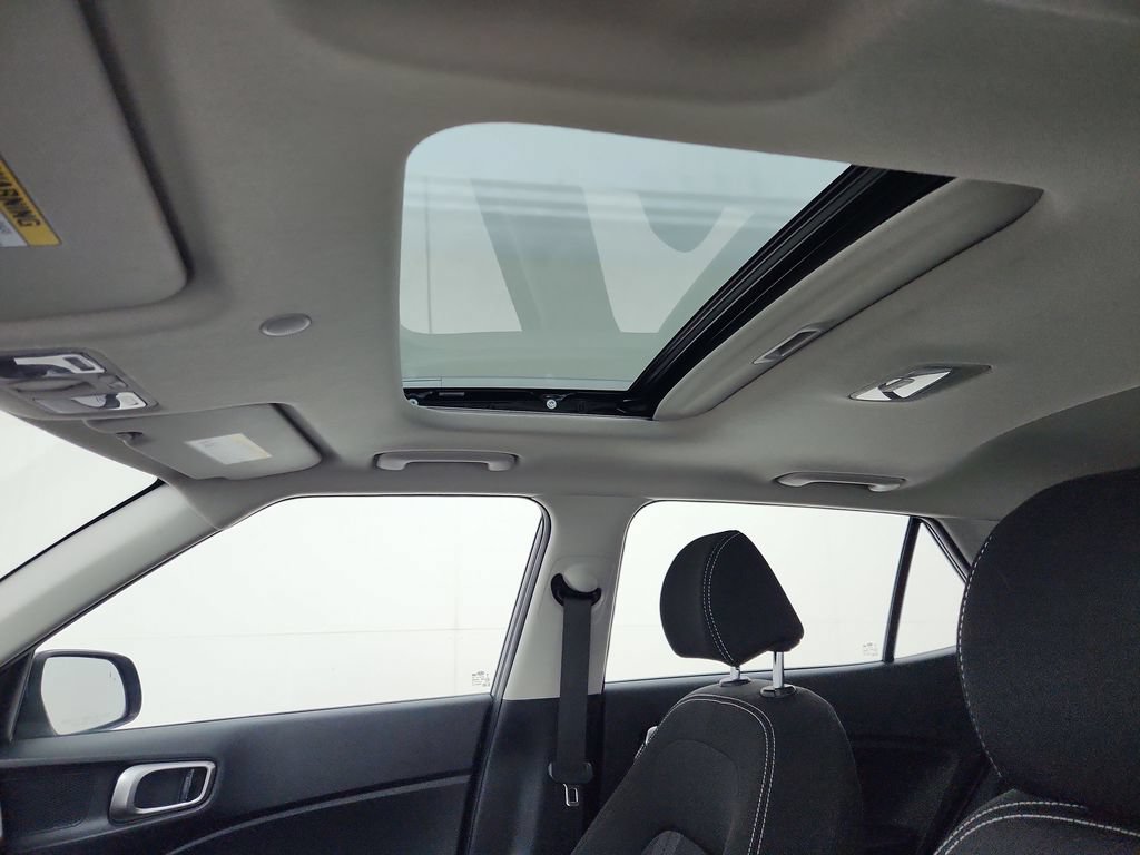 Used 2025 Hyundai Venue SEL FWD image 32