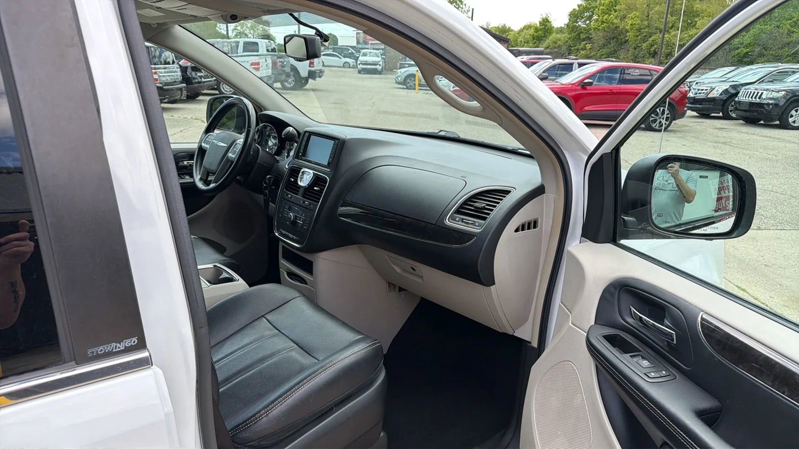 Used 2014 Chrysler Town & Country Touring FWD image 19