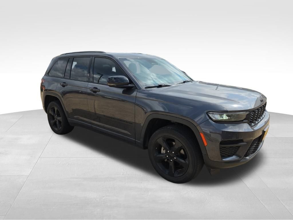 Used 2023 Jeep Grand Cherokee Altitude AWD/4WD image 3