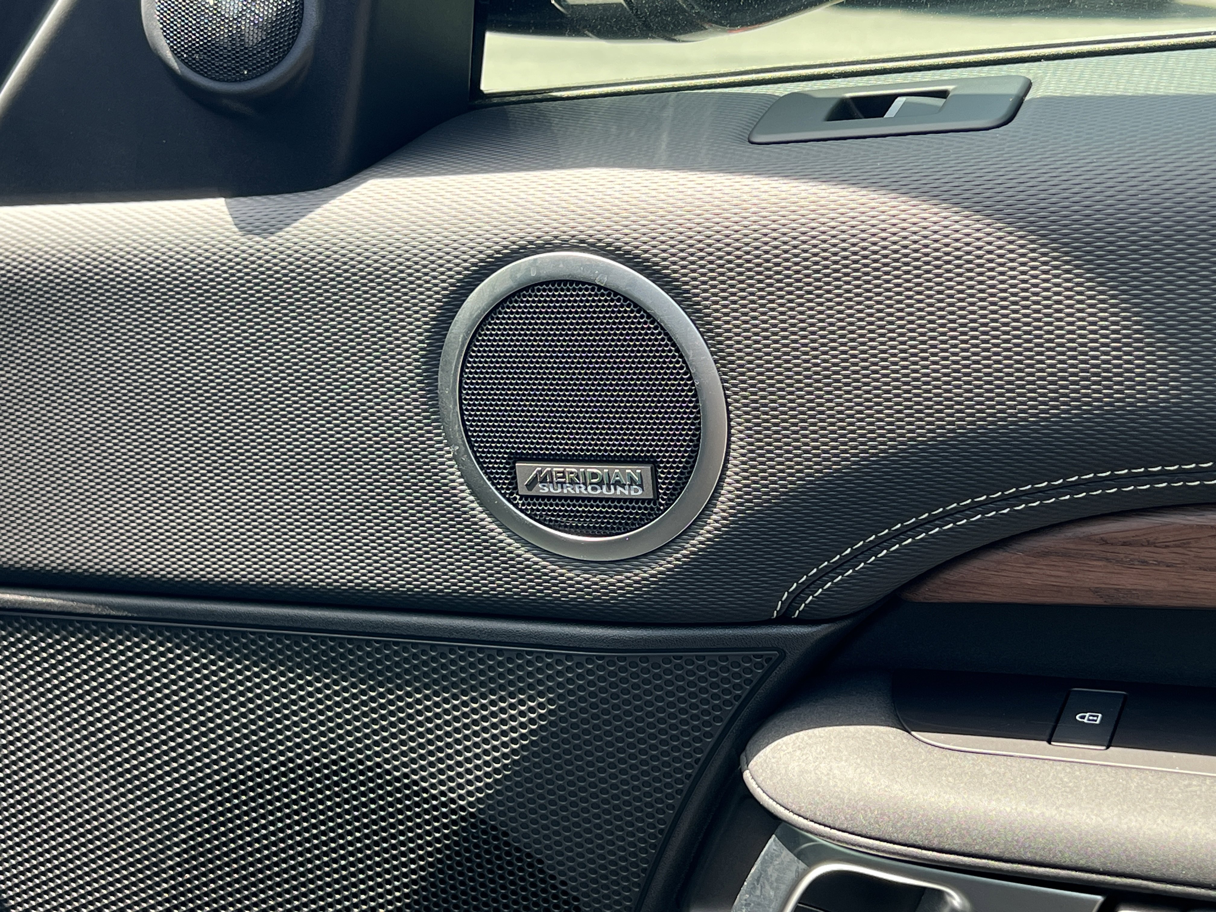 New 2024 Land Rover Discovery Dynamic SE image 9