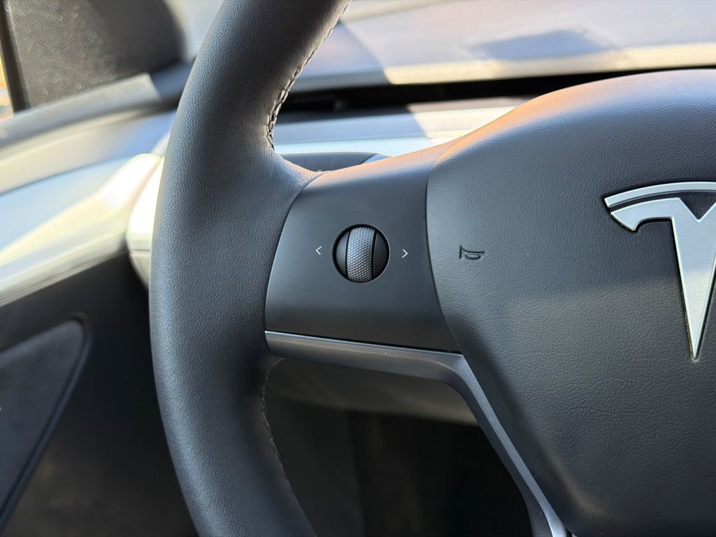 Used 2024 Tesla Model Y Long Range AWD/4WD image 19