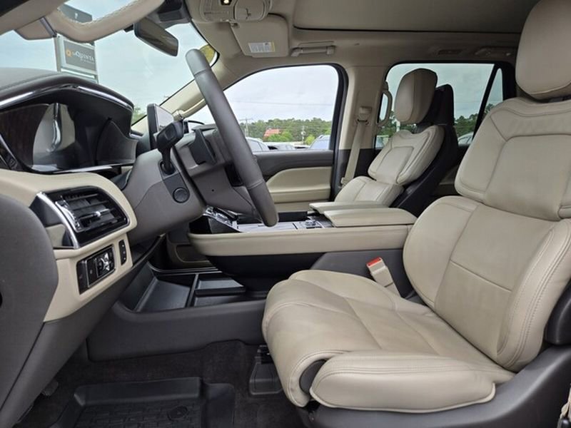 Used 2024 Lincoln Navigator L Reserve AWD/4WD image 12