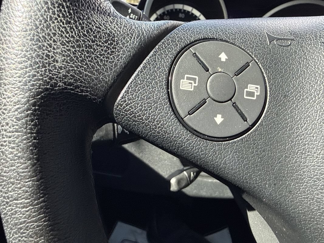 Used 2009 Mercedes-Benz SLK 300 image 19