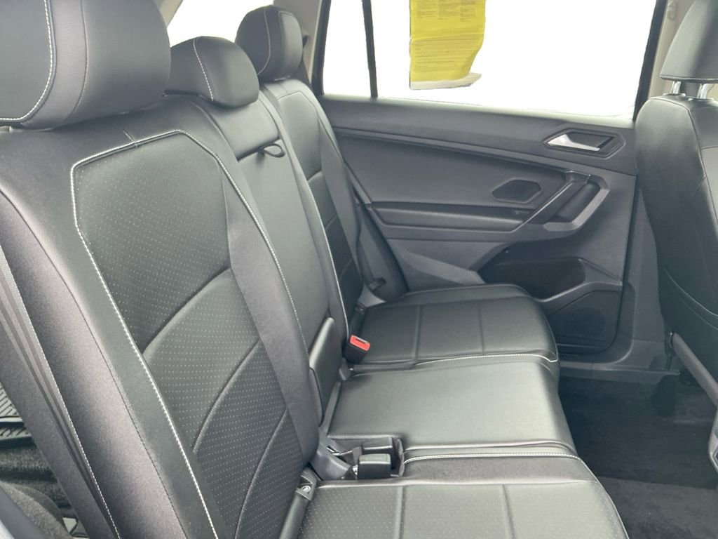 Used 2021 Volkswagen Tiguan SE w/ Panoramic Sunroof Package AWD/4WD image 19