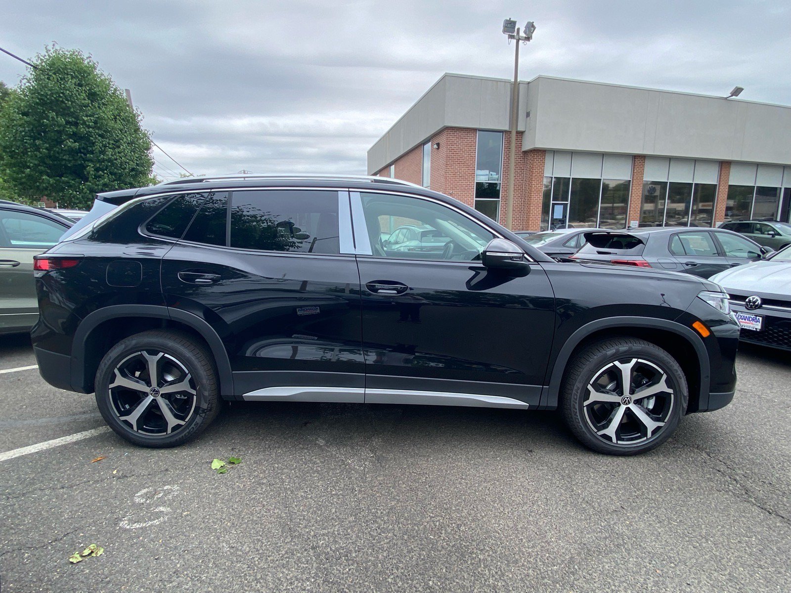 New 2026 Volkswagen Tiguan SE AWD/4WD image 2