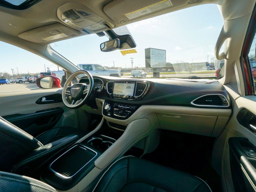 Used 2021 Chrysler Pacifica Limited w/ Uconnect Theater Family Group image 17
