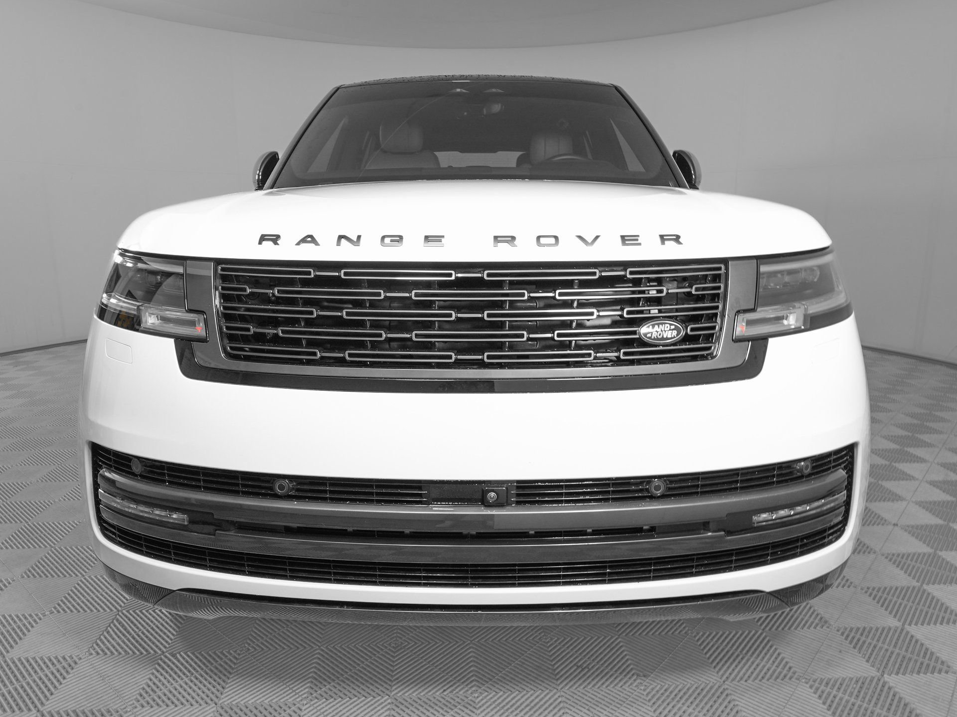 Used 2025 Land Rover Range Rover SE image 2