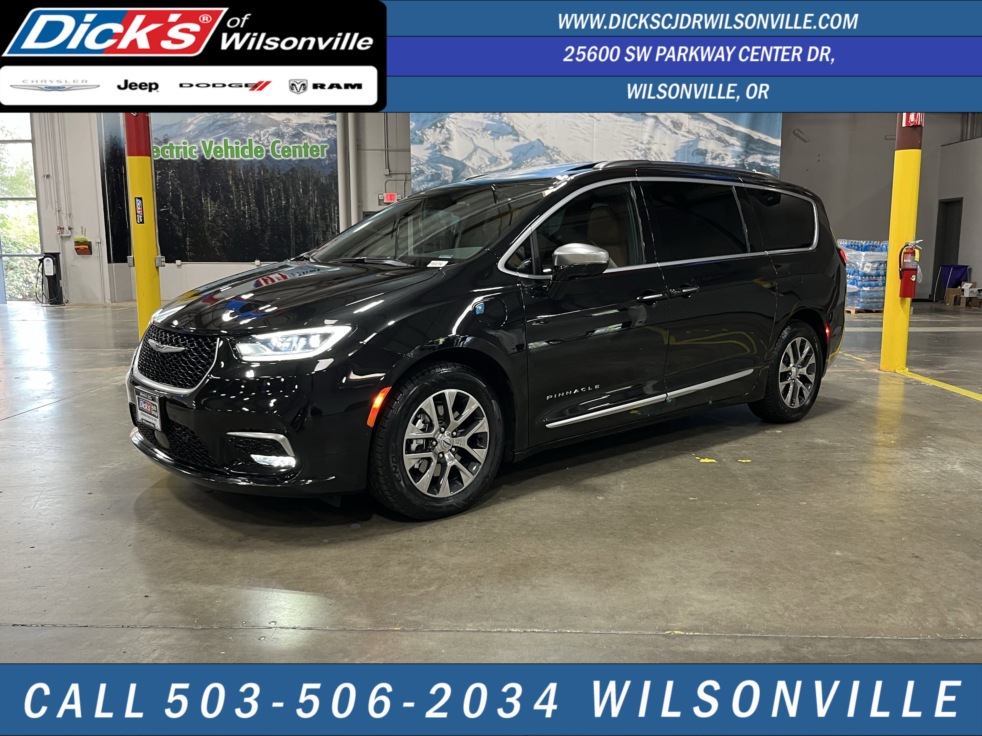 Used 2023 Chrysler Pacifica Pinnacle image 1