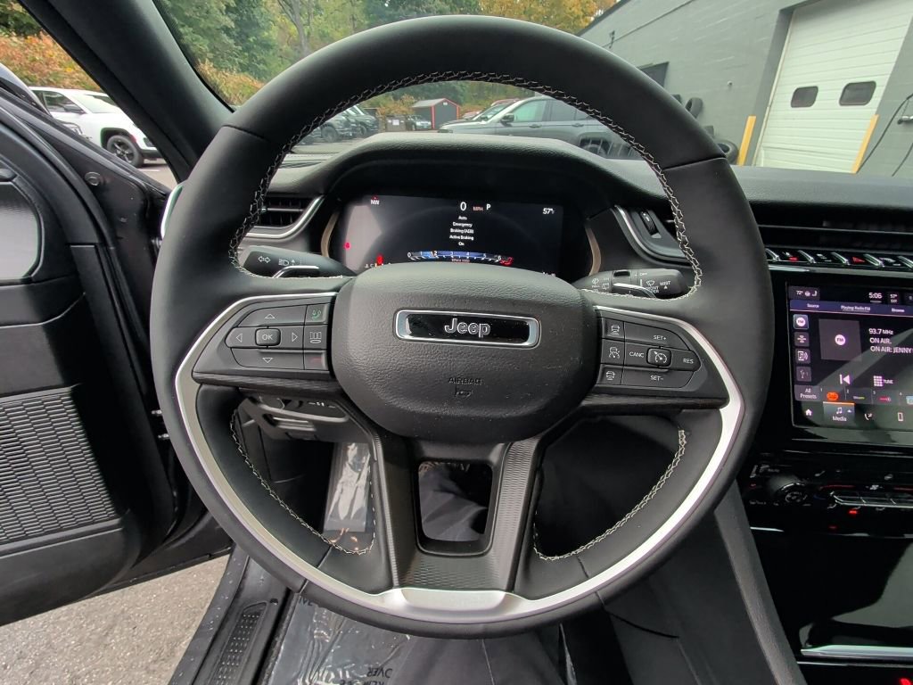 Used 2025 Jeep Grand Cherokee Altitude image 20