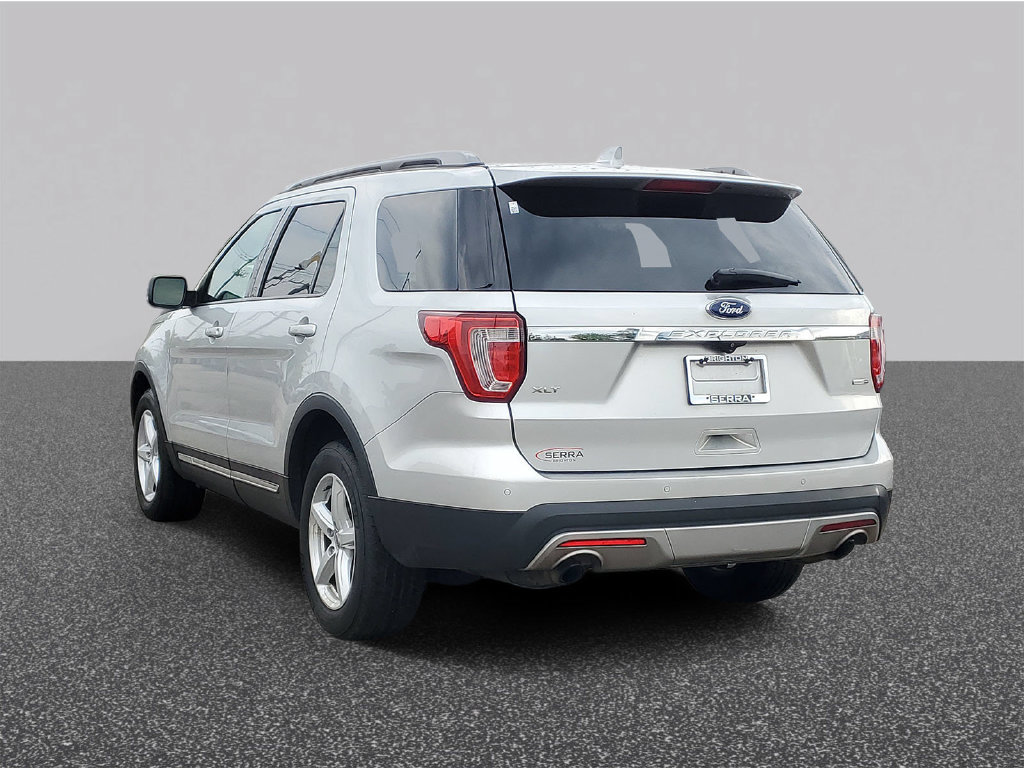 Used 2017 Ford Explorer XLT w/ Equipment Group 202A AWD/4WD image 2