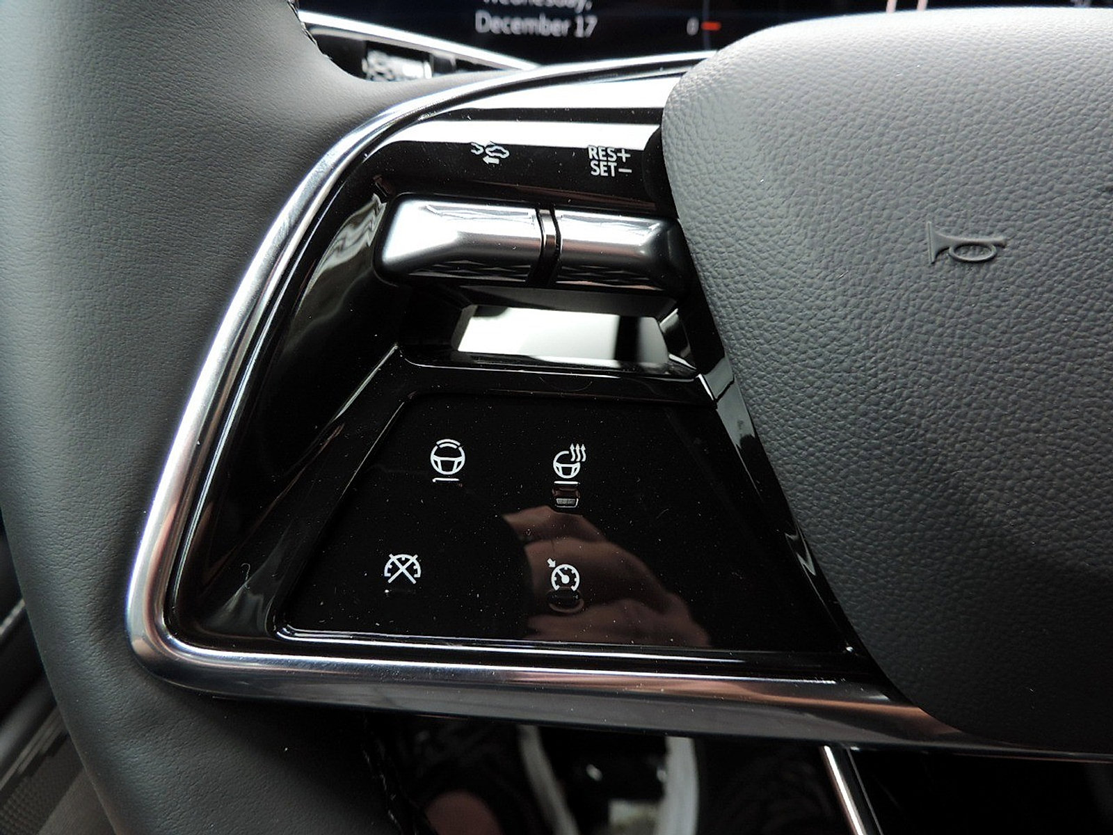 New 2026 Cadillac Optiq Luxury 2 image 22