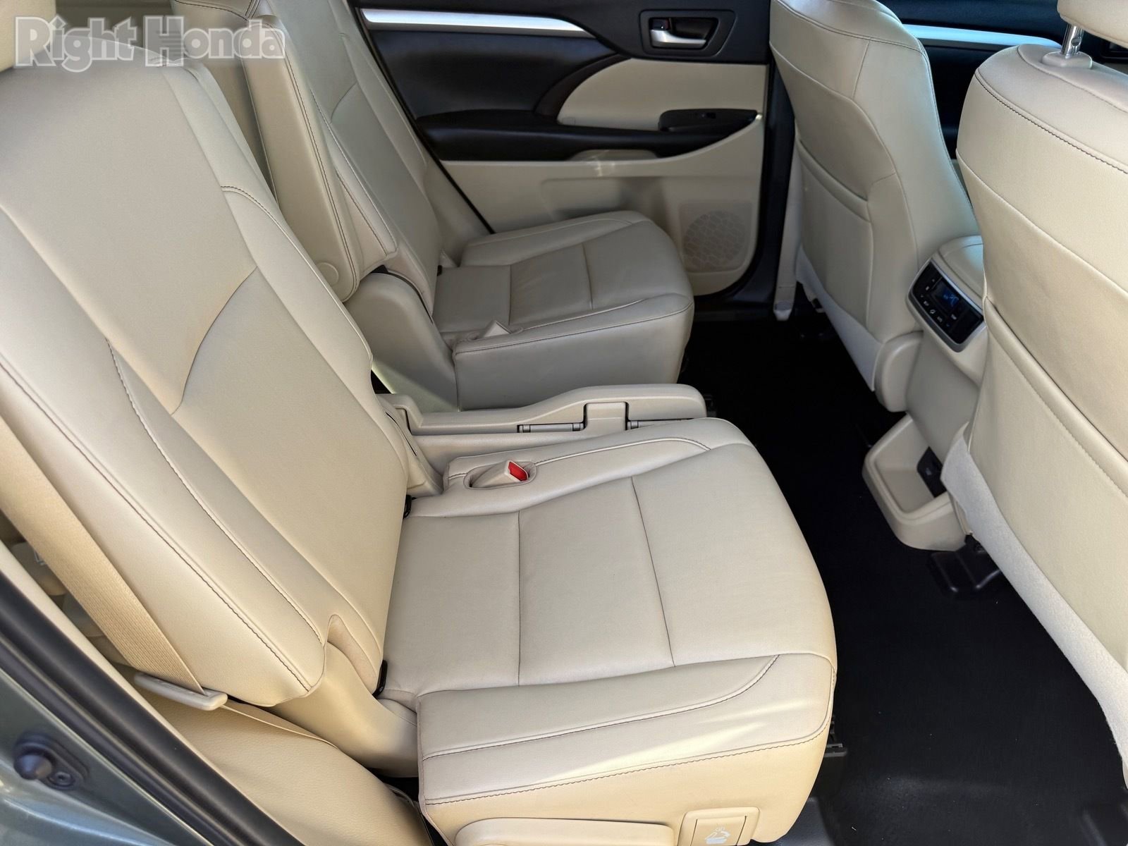 Used 2019 Toyota Highlander XLE FWD image 31