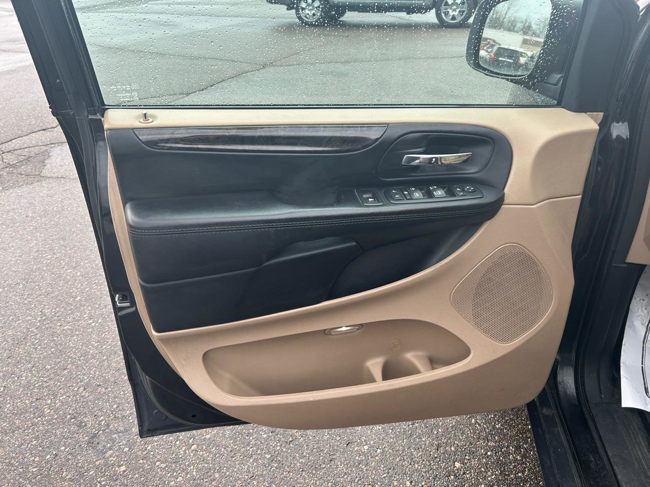 Used 2016 Dodge Grand Caravan SXT image 14