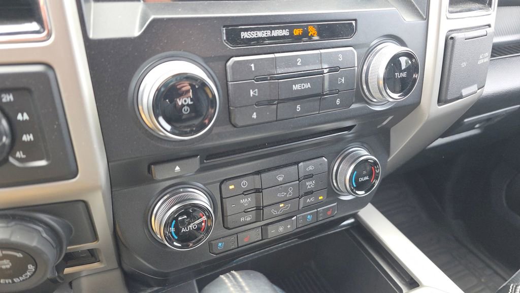 Used 2018 Ford F150 Lariat w/ Equipment Group 502A Luxury AWD/4WD image 19