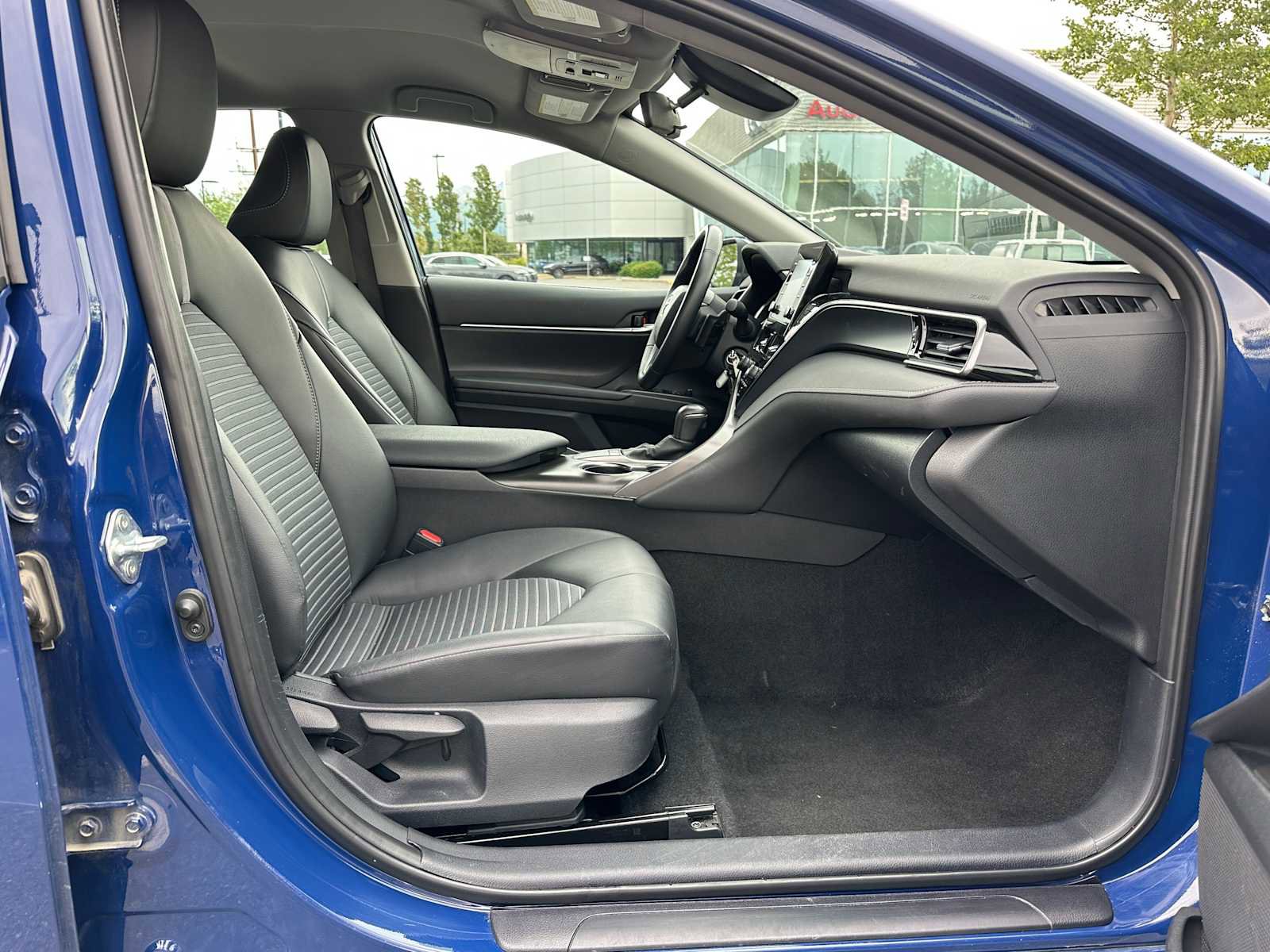 Used 2024 Toyota Camry SE image 10