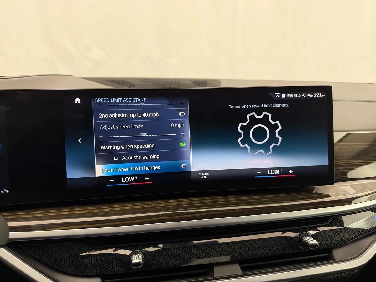 Used 2023 BMW X7 xDrive40i w/ Premium Package AWD/4WD image 32