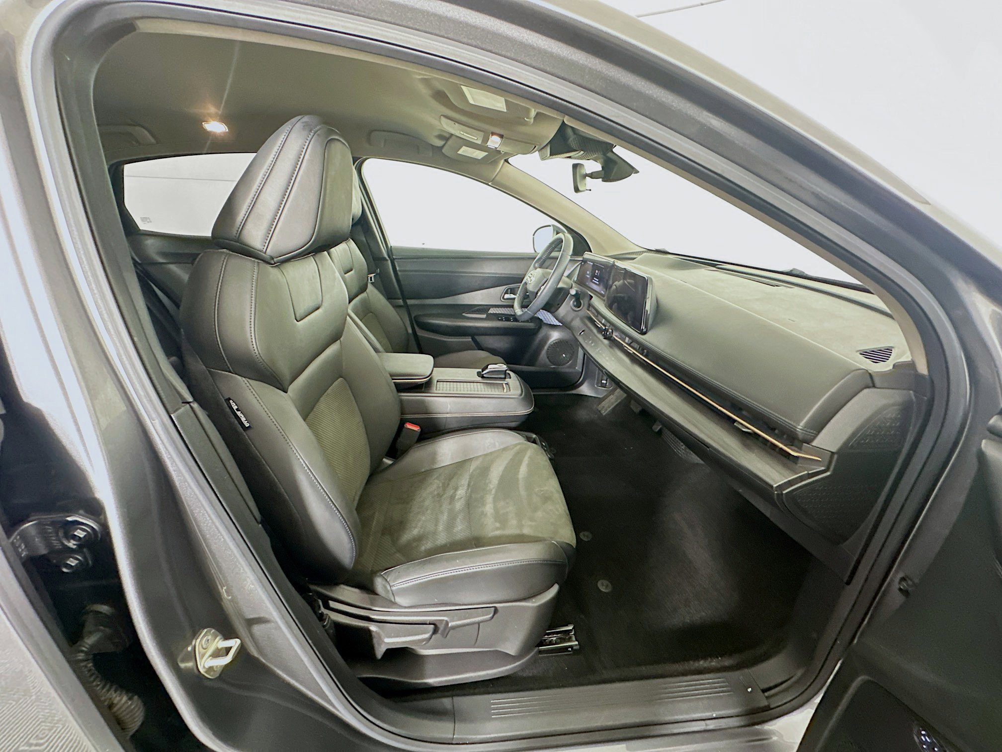 Used 2023 Nissan Ariya FWD image 31