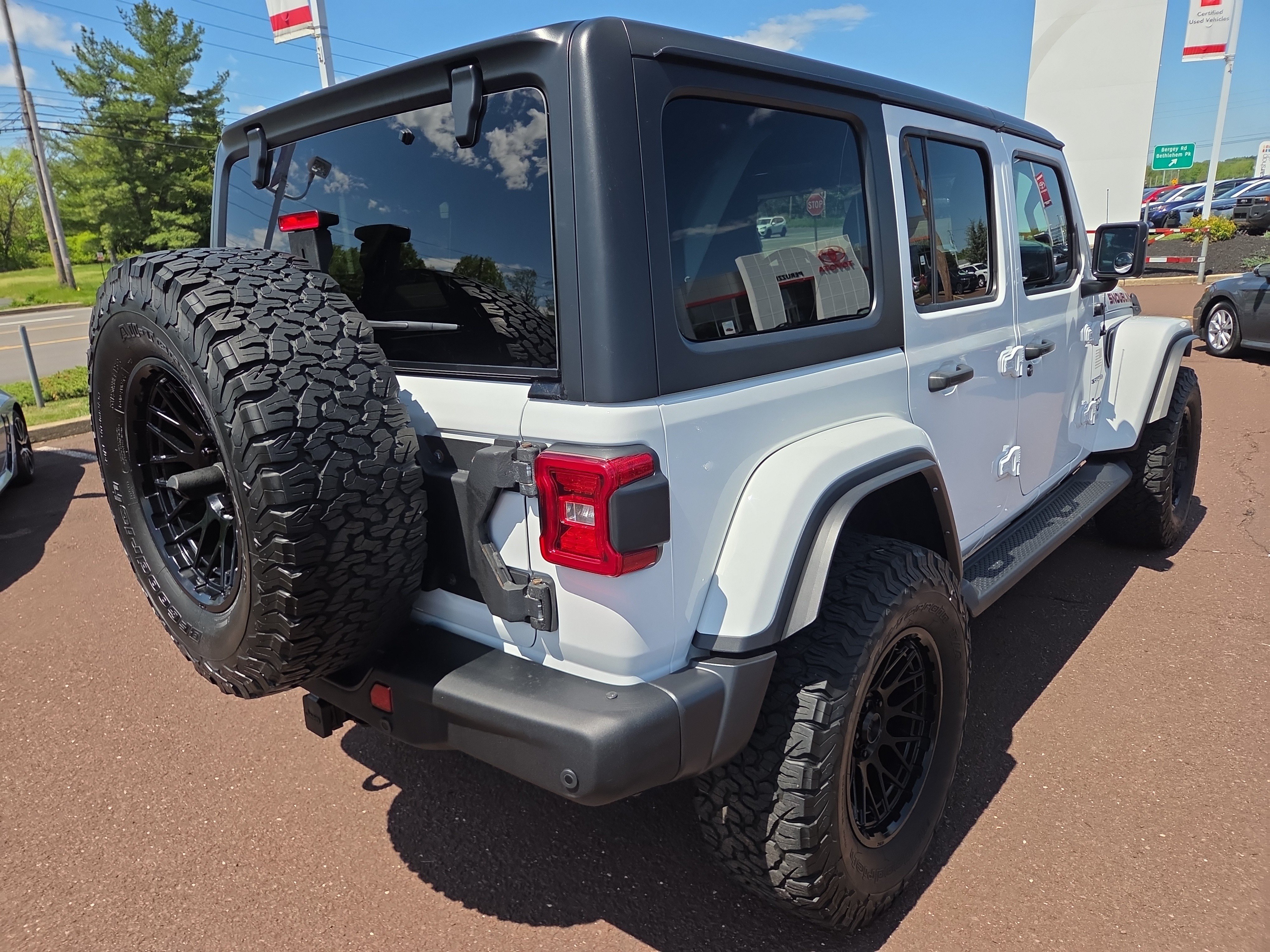 Used 2022 Jeep Wrangler Unlimited Sahara w/ Cold Weather Group AWD/4WD image 3