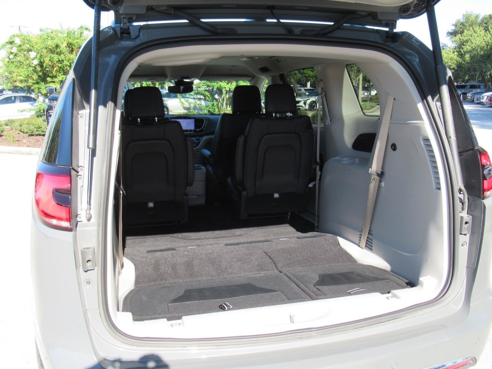 Used 2022 Chrysler Pacifica Touring-L AWD/4WD image 29