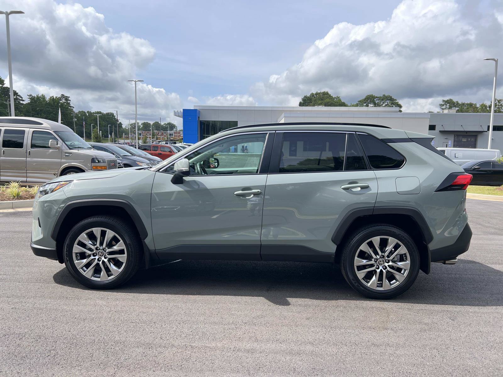 Used 2022 Toyota RAV4 XLE Premium FWD image 4