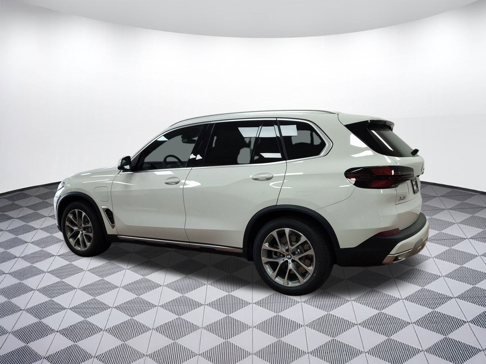 New 2026 BMW X5 xDrive50e w/ Climate Comfort Package image 3