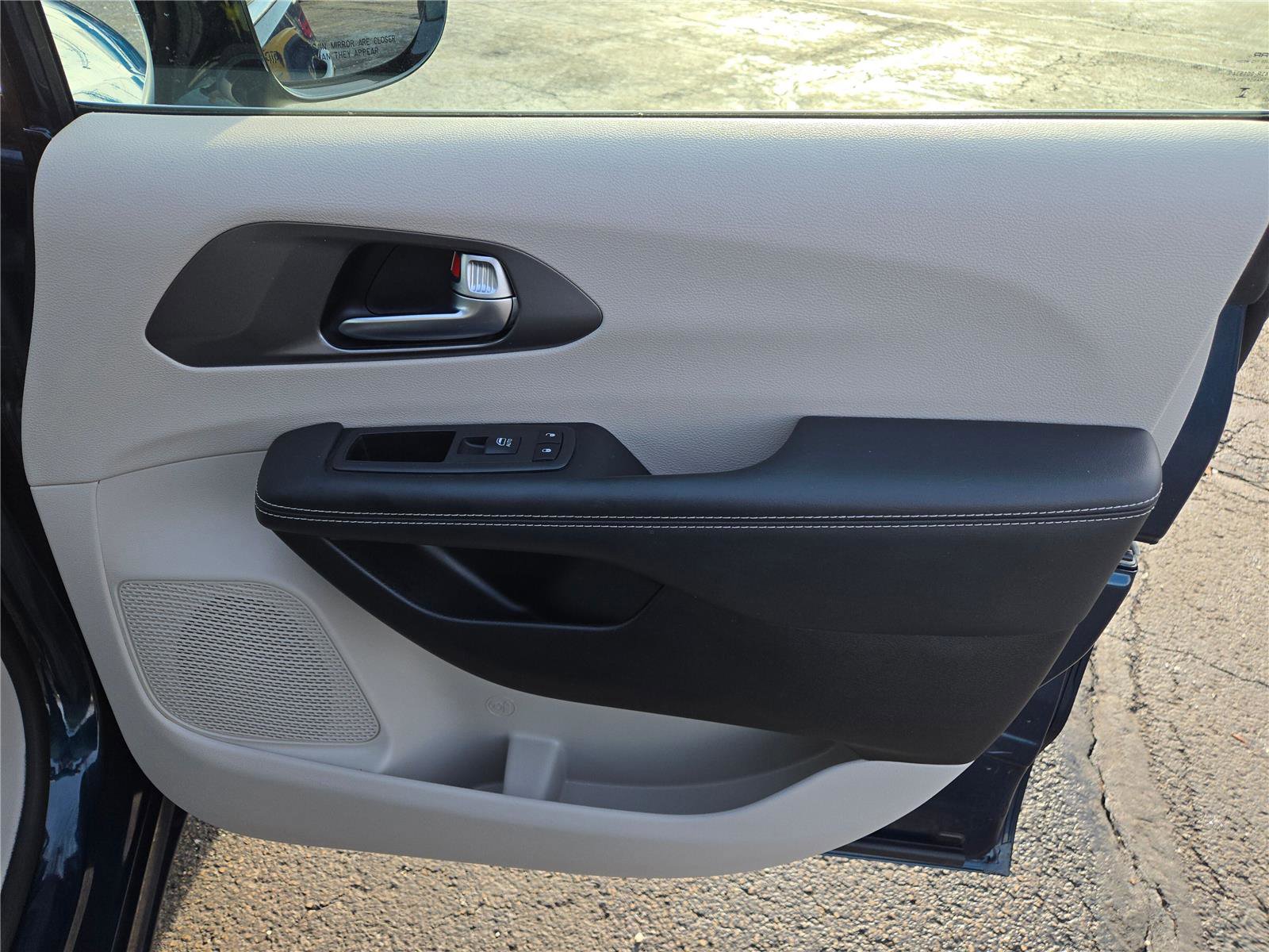 Certified 2024 Chrysler Pacifica Select image 7