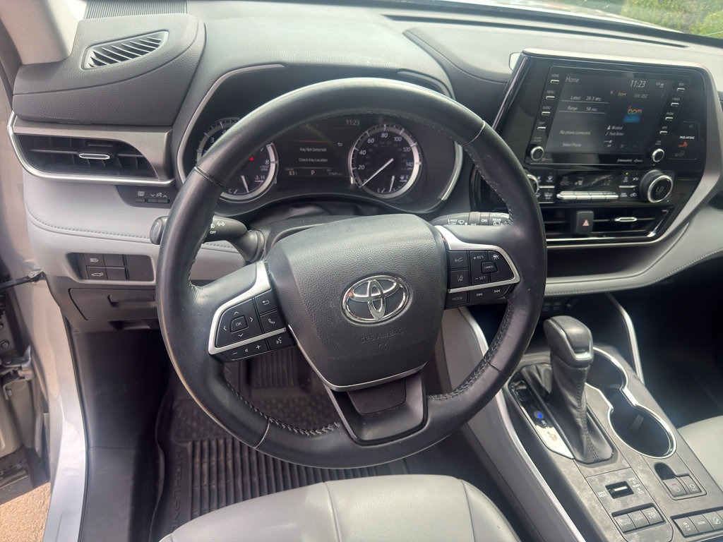 Used 2022 Toyota Highlander XLE AWD/4WD image 11