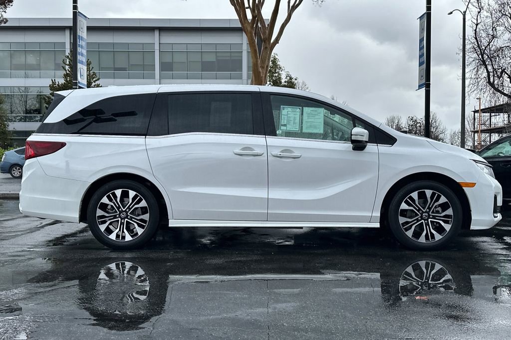 Used 2025 Honda Odyssey Elite image 2