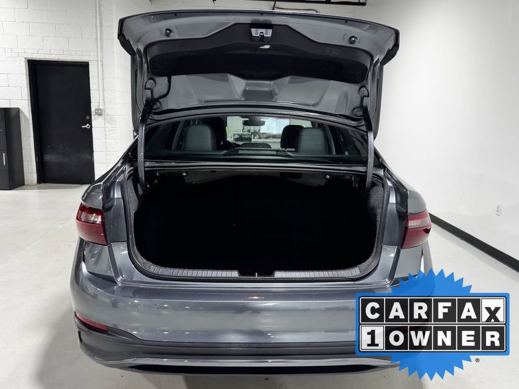 Used 2024 Volkswagen Jetta SE image 9